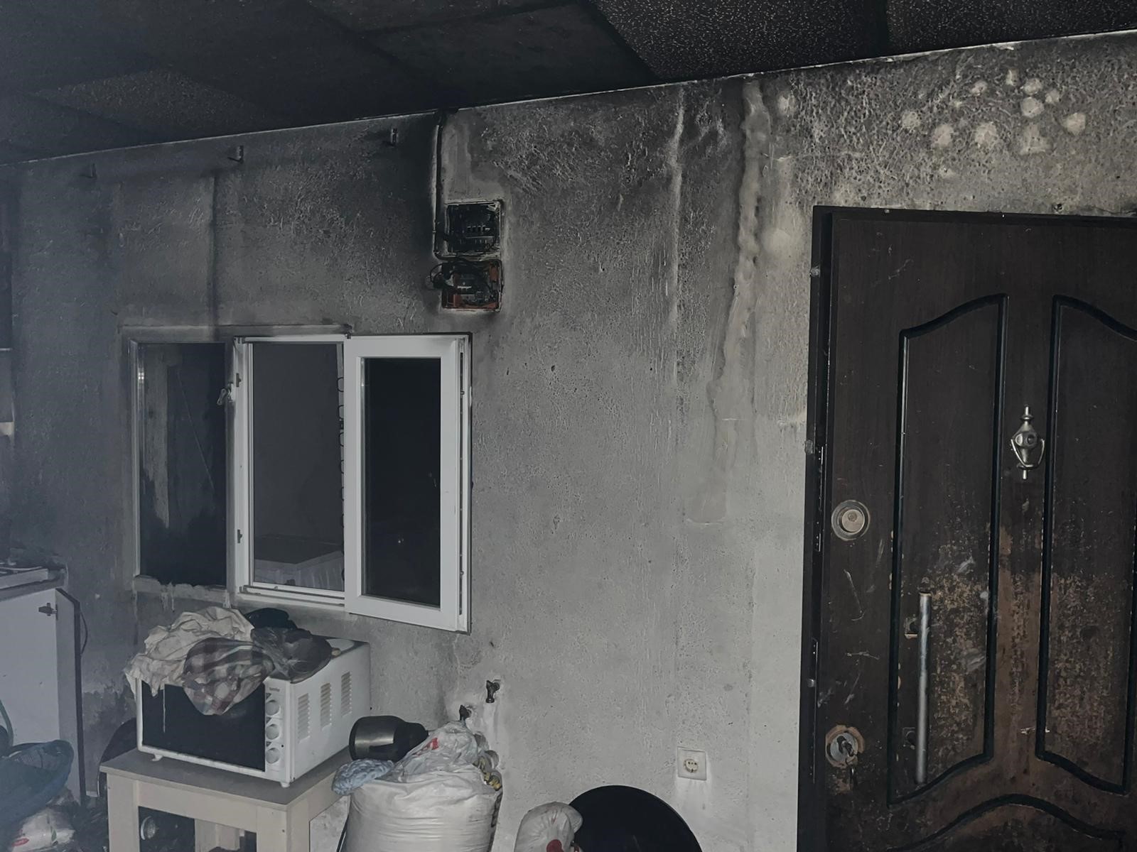 BABASINA KIZDI, EVİ YAKTI