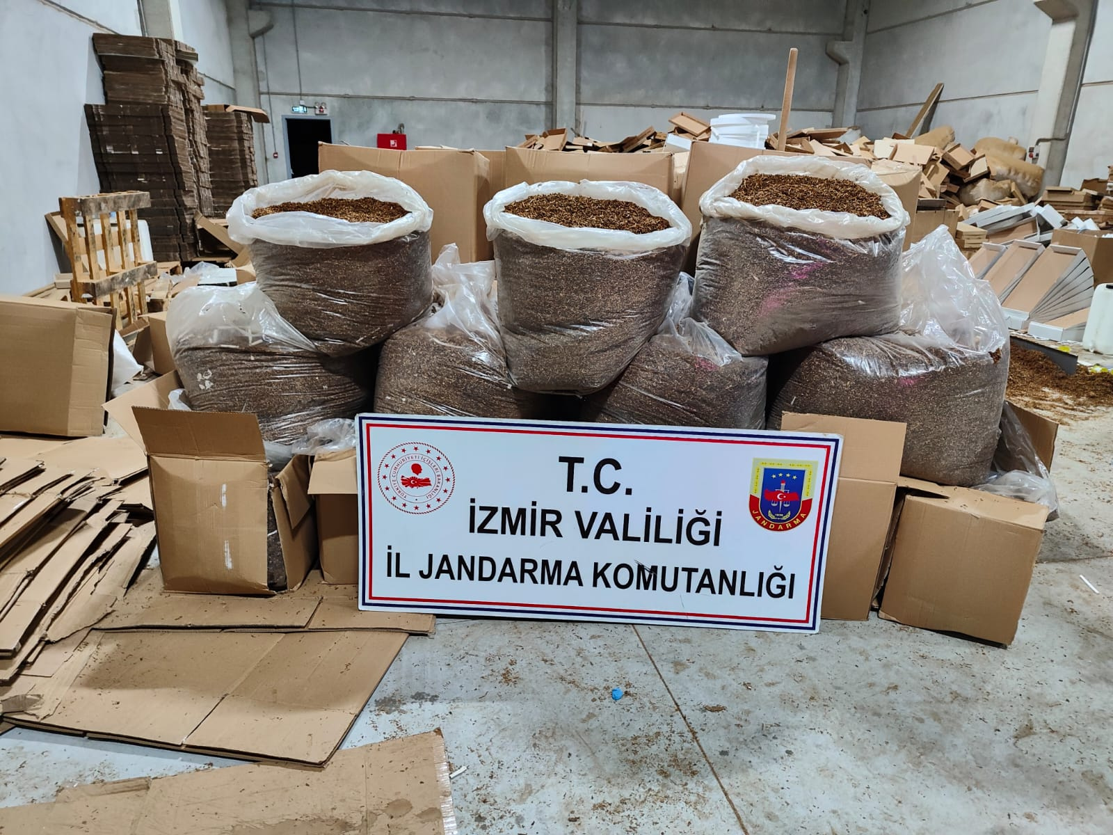 KAÇAK SİGARA FABRİKASINA BASKIN: