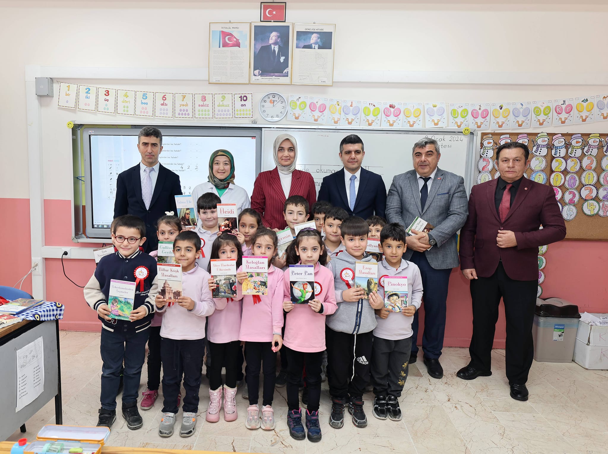 VALİ YİĞİTBAŞI OKUMA BAYRAMINA KATILARAK YAZDIKLARI MEKTUPLARI İNCELEDİ