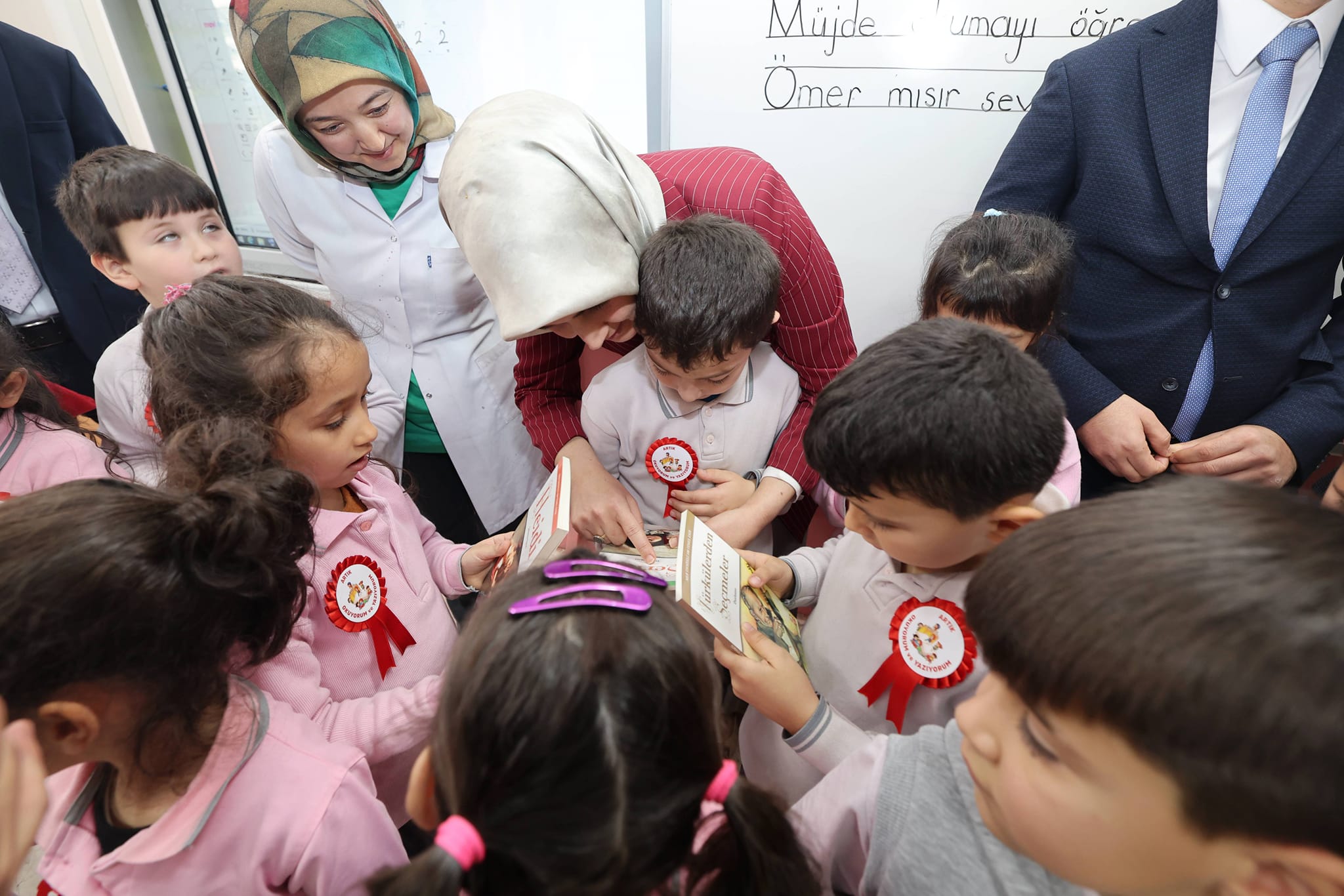 VALİ YİĞİTBAŞI OKUMA BAYRAMINA KATILARAK YAZDIKLARI MEKTUPLARI İNCELEDİ