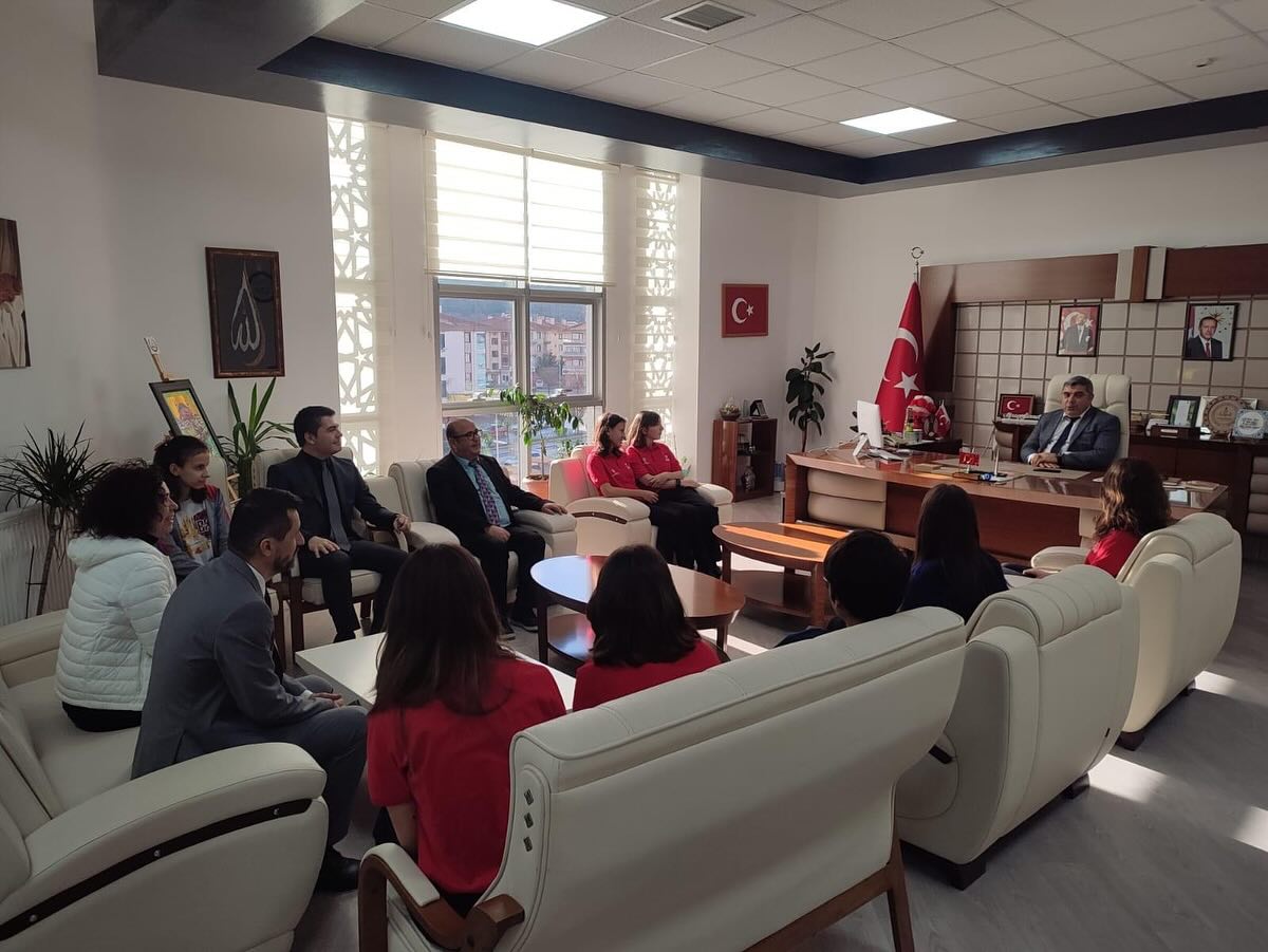Dumlupınar Bilim ve Sanat Merkezi Şampiyonlarımız İl Müdürümüz Miraç Sünnetci’yi Ziyaret Ettiler…