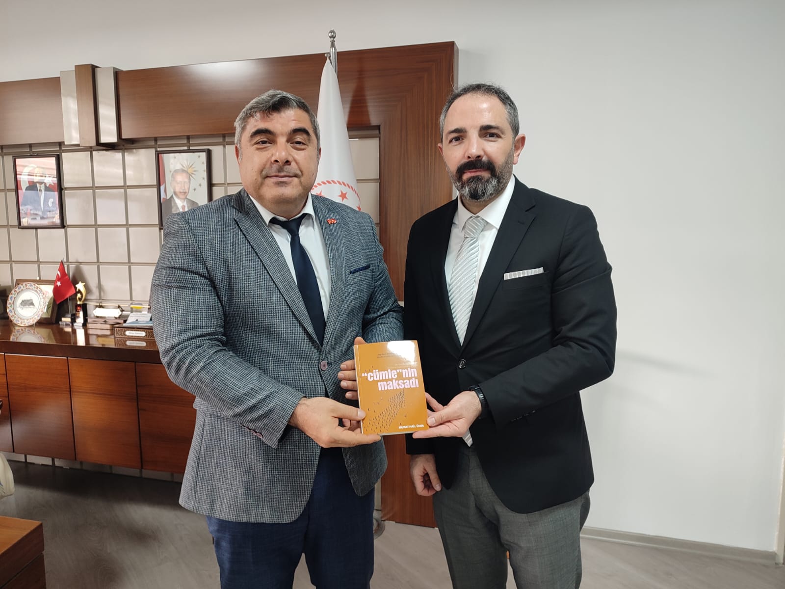 MÜDÜR ÜNER  KALEME ALDIĞI KİTABI SÜNNETÇİ'YE TAKDİM ETTİ