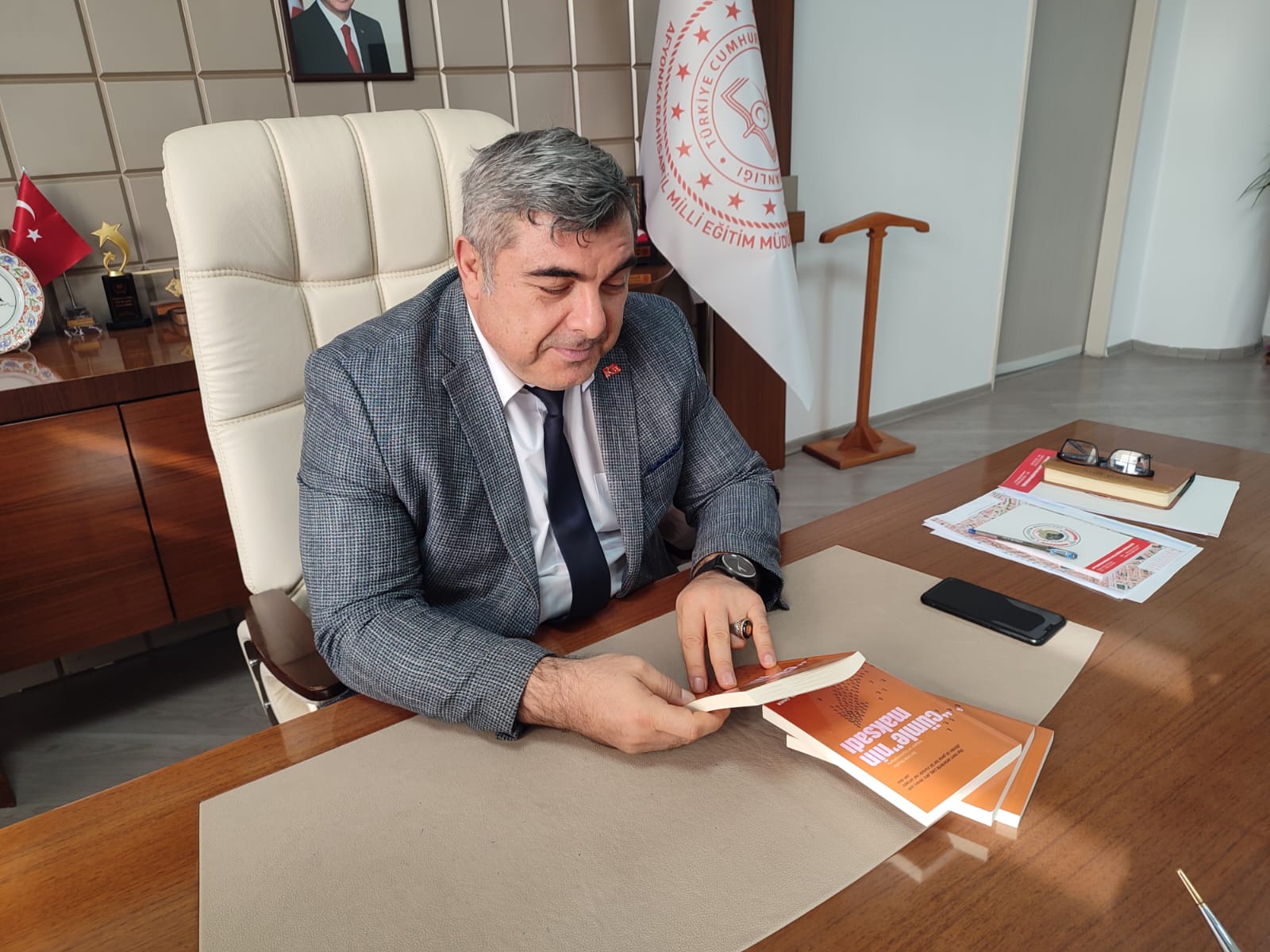 MÜDÜR ÜNER  KALEME ALDIĞI KİTABI SÜNNETÇİ'YE TAKDİM ETTİ