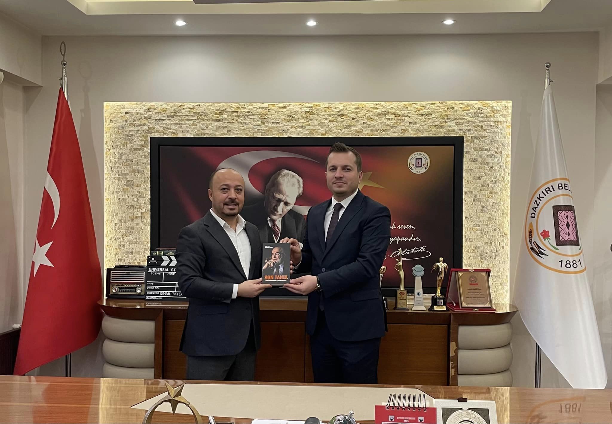 MÜDÜR ÜNER  KALEME ALDIĞI KİTABI SÜNNETÇİ'YE TAKDİM ETTİ