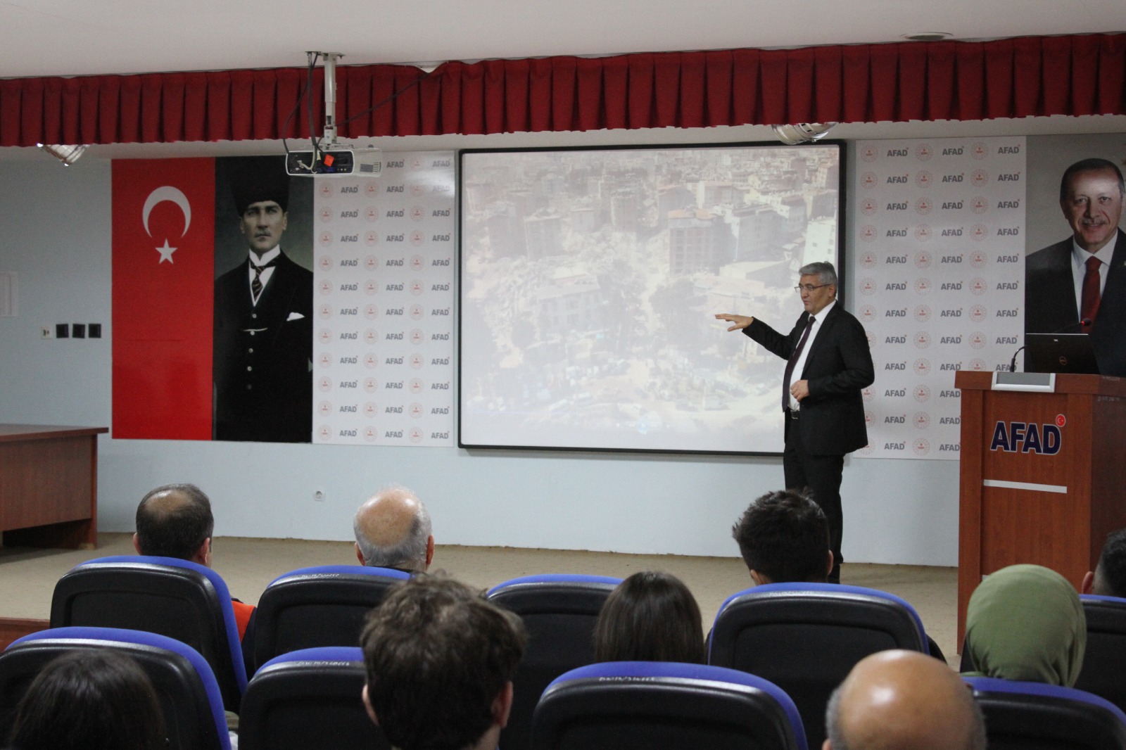 Üniversite Öğrencilerine Afet Eğitimi Verildi