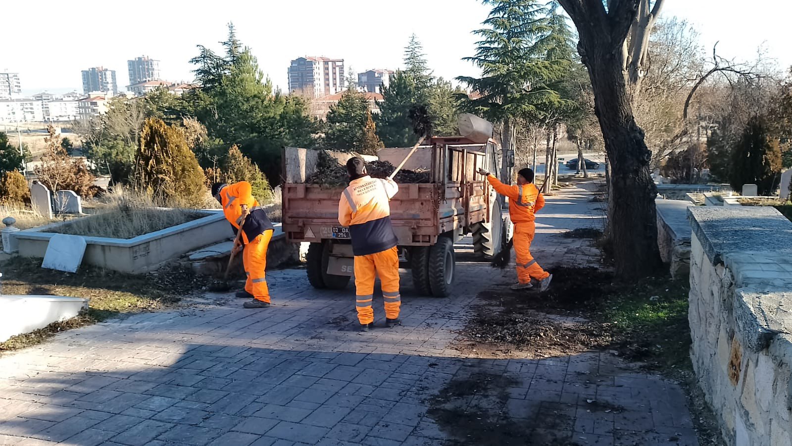 Afyon'da Mezarlıklar Temizlendi. Belediye Ekipleri Titizlikle Çalışmalarını Sürdürdü