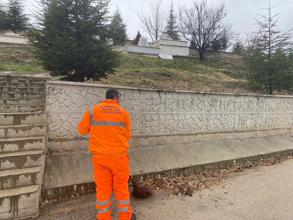 Afyon'da Mezarlıklar Temizlendi. Belediye Ekipleri Titizlikle Çalışmalarını Sürdürdü