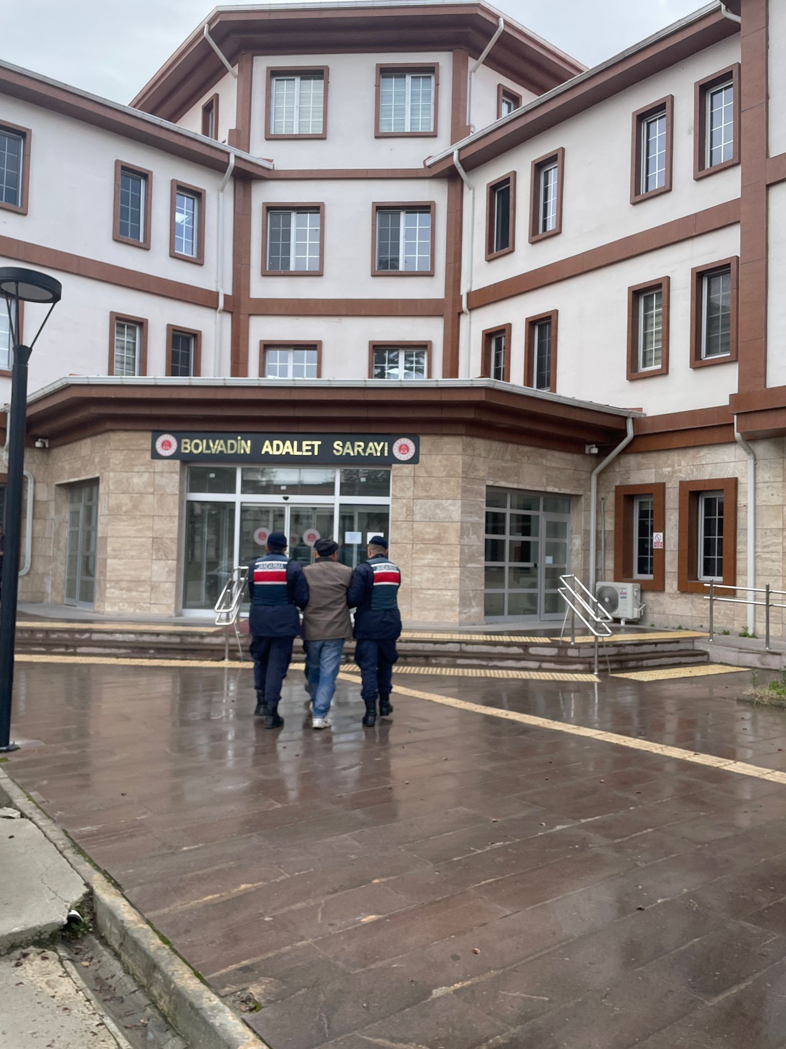 Afyon'da 8 yıl 15 ay hapis cezası ile aranan şahıs yakayı ele verdi