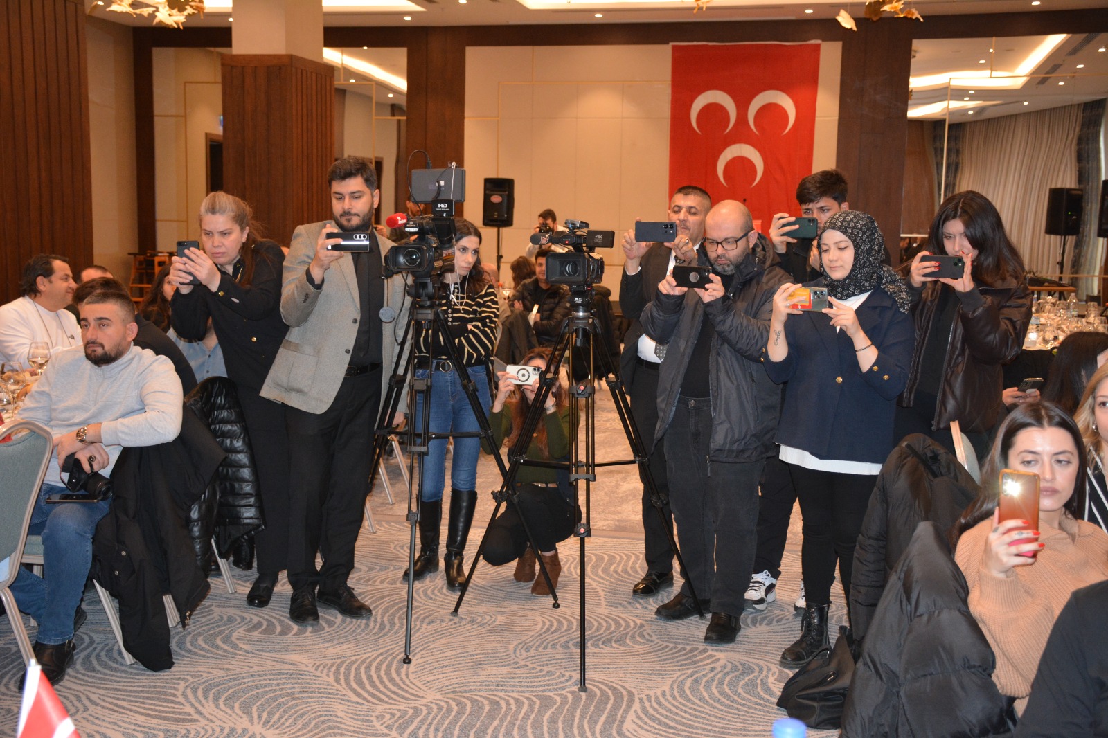 MİLLİYETÇİ HAREKET BASIN MENSUPLARIYLA TAYTAK:"HEPİNİZ BİZİM İÇİN ÇOK DEĞERLİSİNİZ"