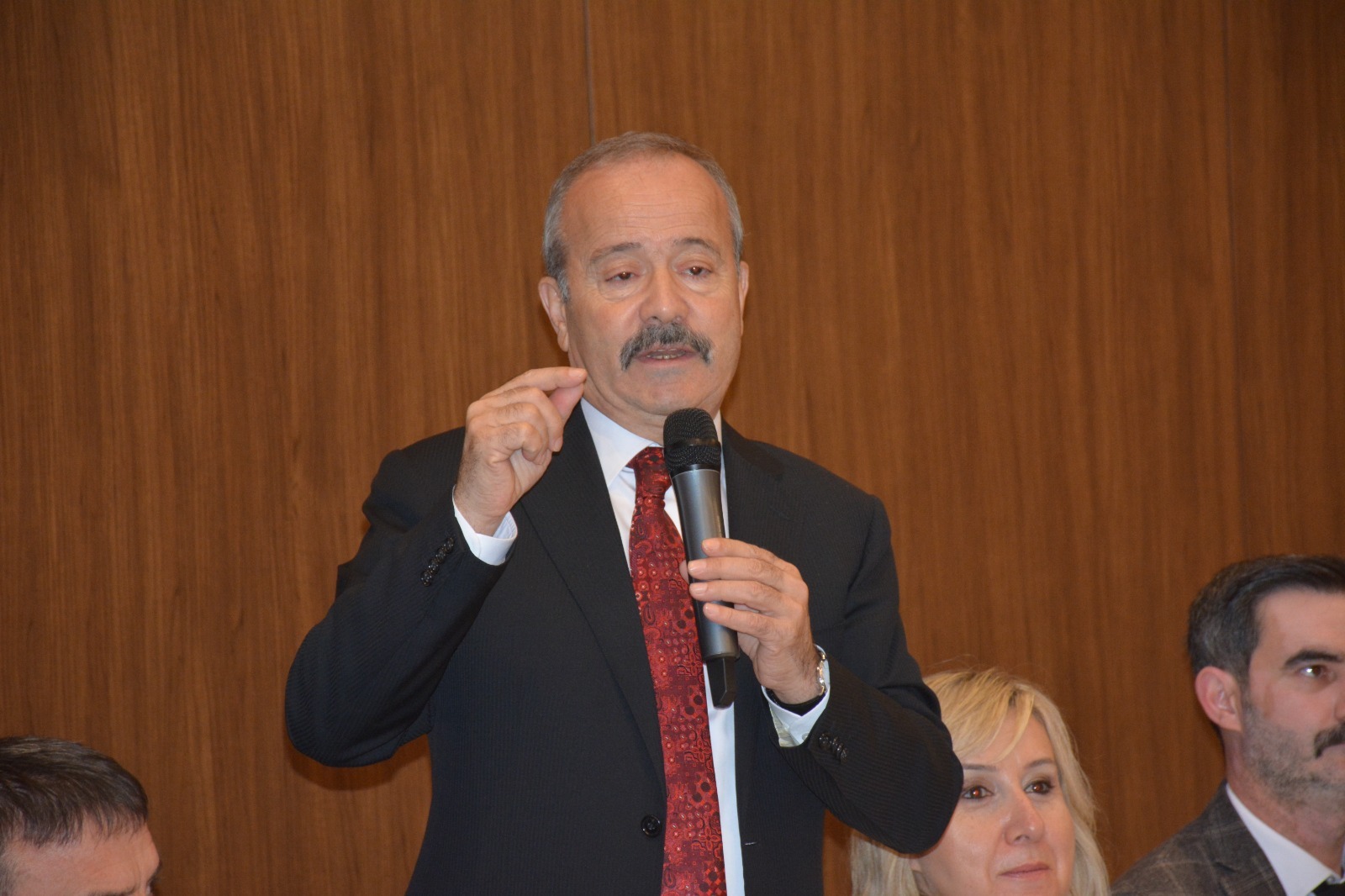 MİLLİYETÇİ HAREKET BASIN MENSUPLARIYLA TAYTAK:"HEPİNİZ BİZİM İÇİN ÇOK DEĞERLİSİNİZ"