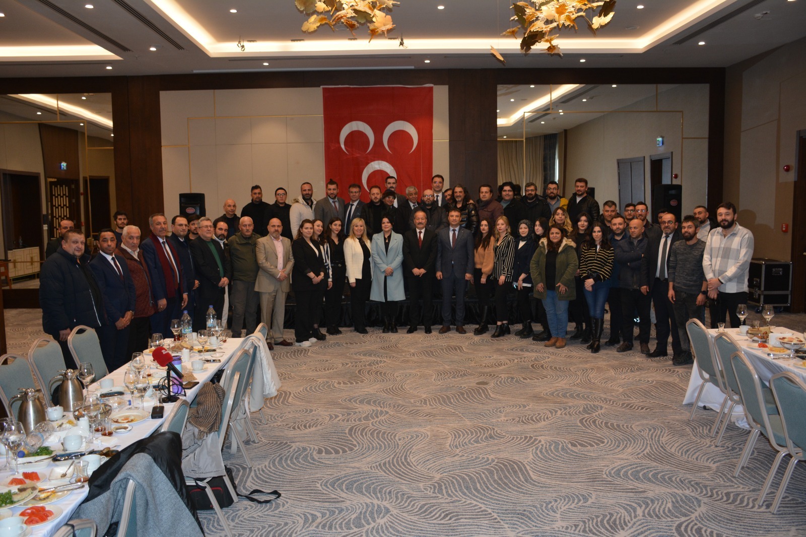 MİLLİYETÇİ HAREKET BASIN MENSUPLARIYLA TAYTAK:"HEPİNİZ BİZİM İÇİN ÇOK DEĞERLİSİNİZ"