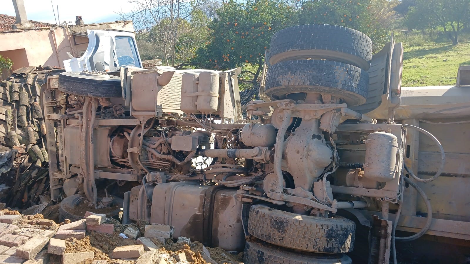 KAMYON İLE OTOBÜS ÇARPIŞTI