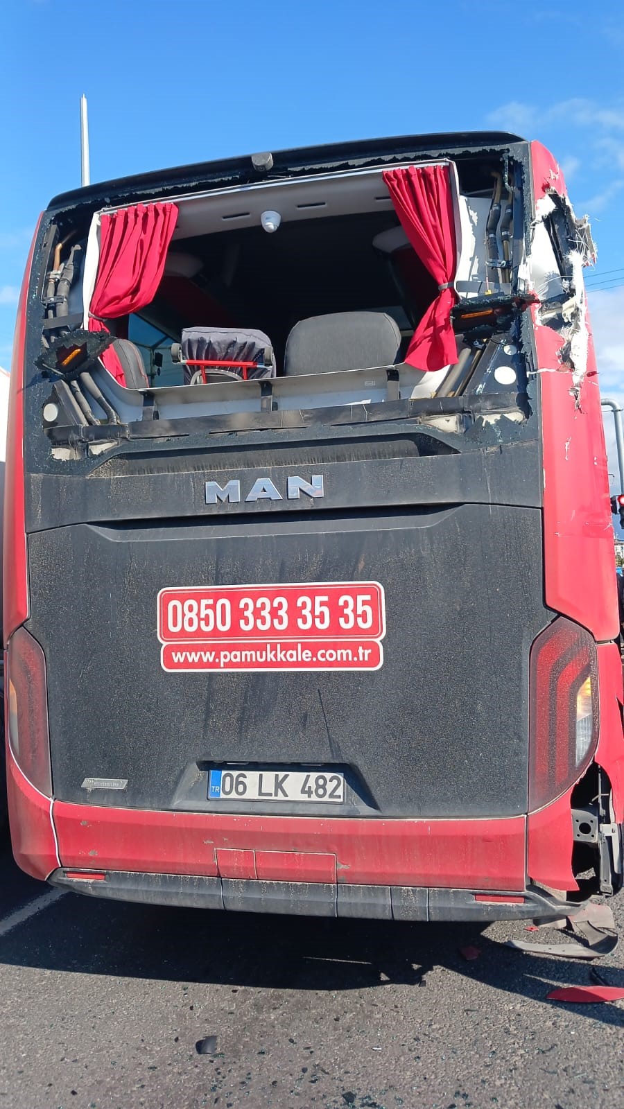 KAMYON İLE OTOBÜS ÇARPIŞTI