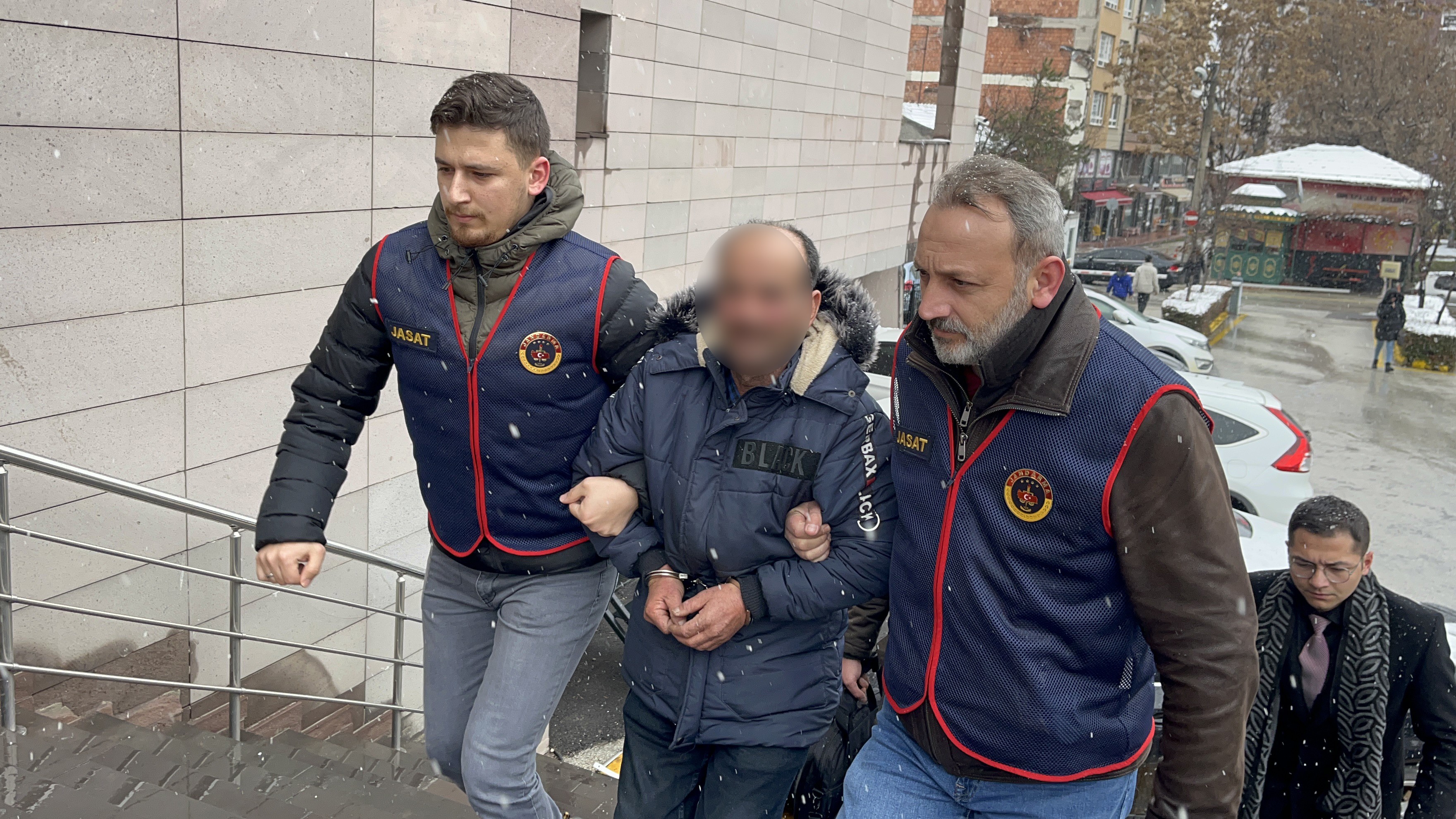 KARDEŞİNİ ÖLDÜRÜP PARÇALARA AYIRDI