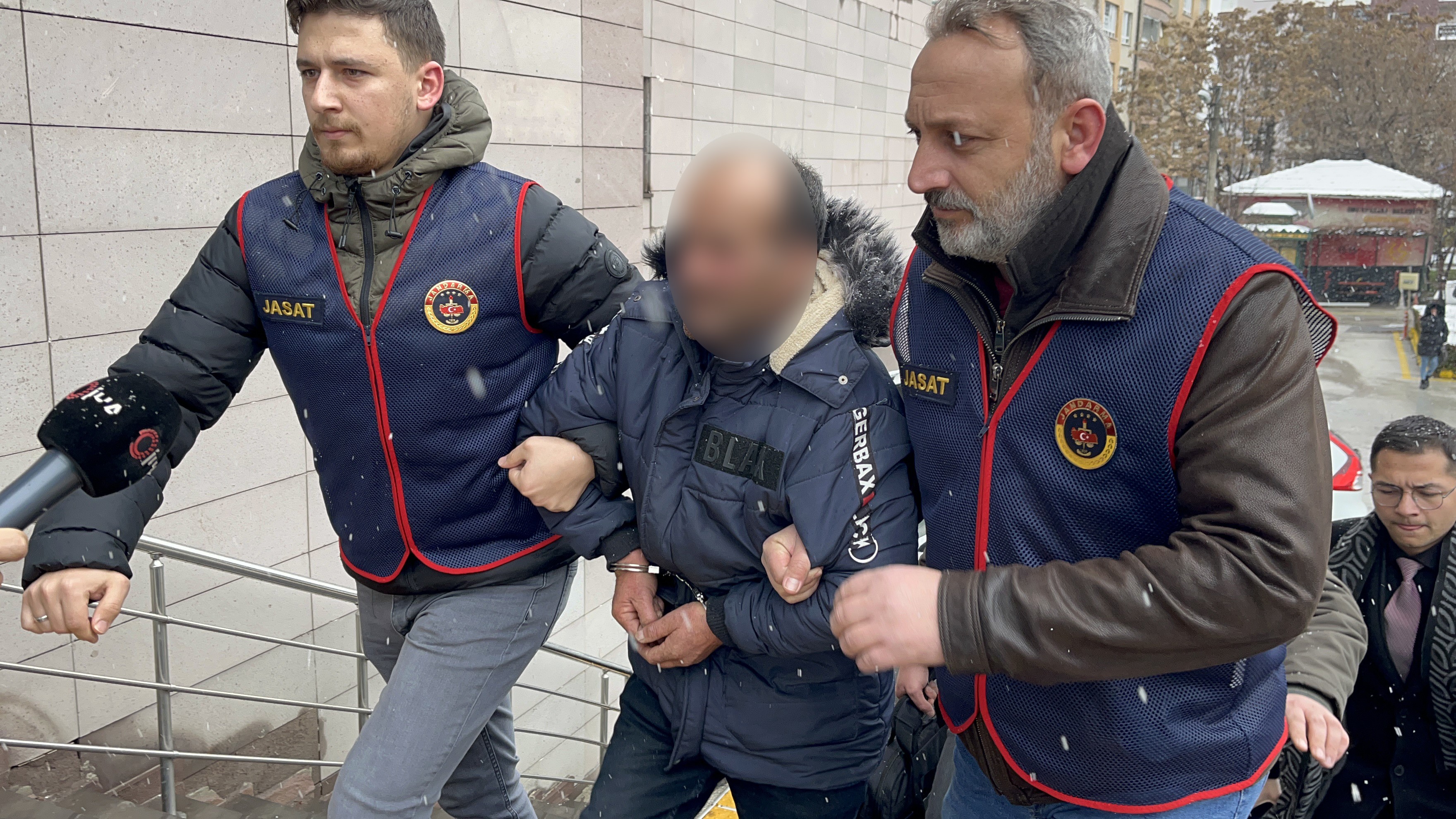 KARDEŞİNİ ÖLDÜRÜP PARÇALARA AYIRDI