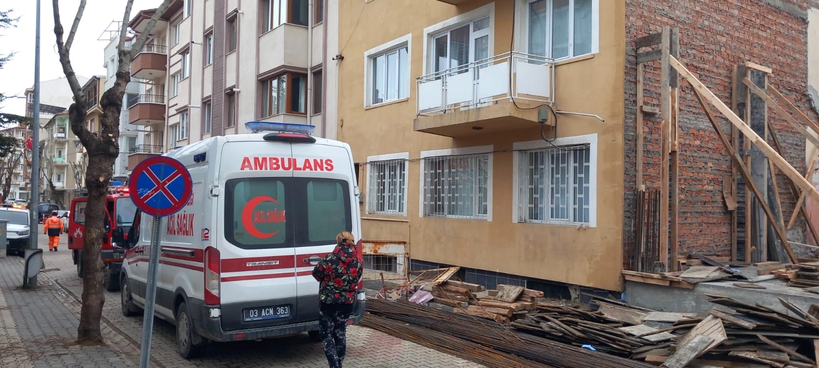 Afyon'da Yangından Korkan Yaşlı Vatandaş Hastaneye Kaldırıldı