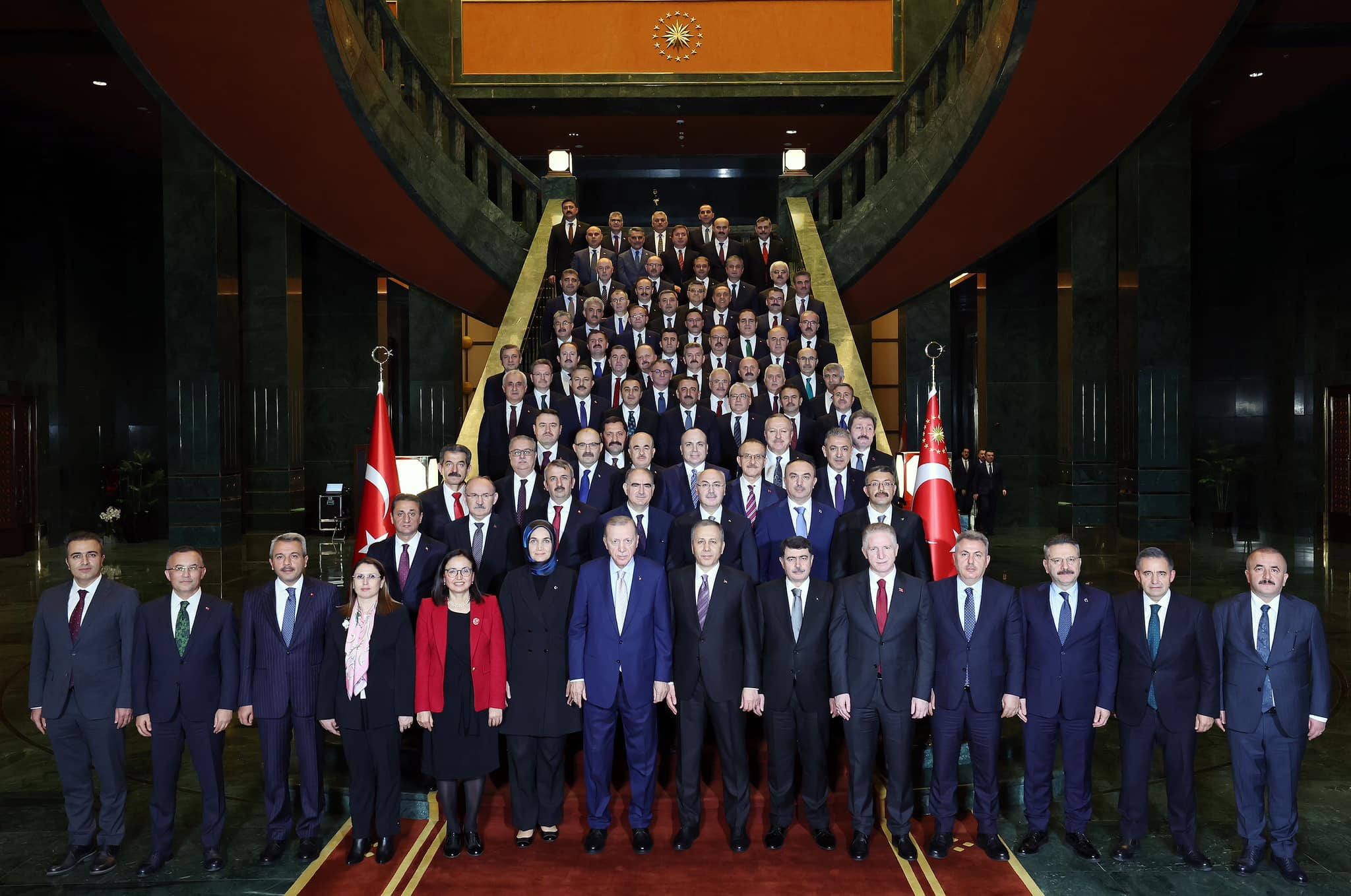 VALİ YİĞİTBAŞI ESKİ MESAİ ARKADAŞI İLE ÖDÜL TÖRENİNDE BİR ARAYA GELDİ