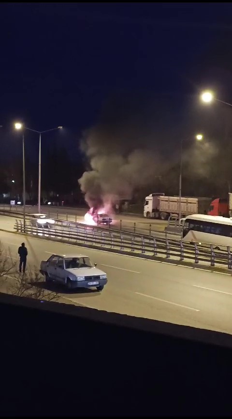Otomobil Alev Topuna Döndü