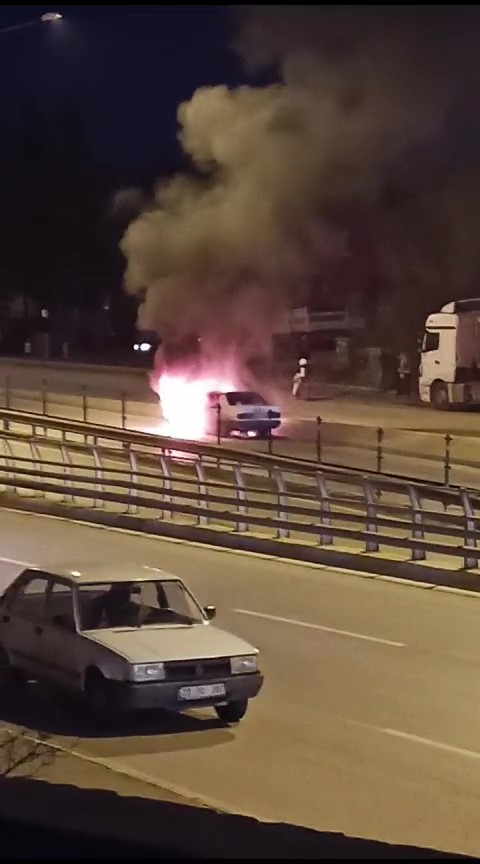 Otomobil Alev Topuna Döndü