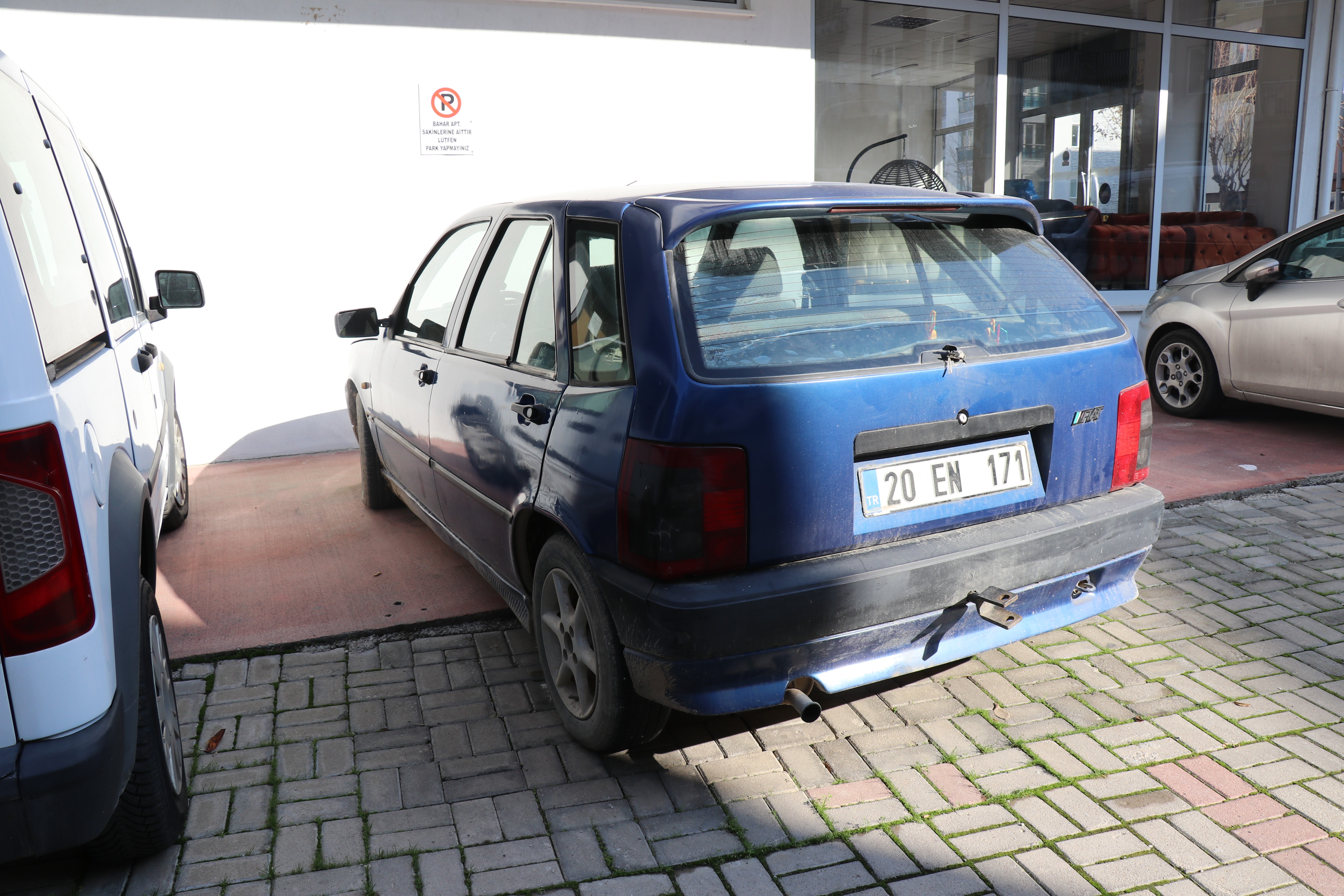 ARIZALANAN OTOMOBİLİ TAMİR ETMEK İÇİN YERE  YATTI