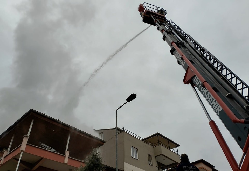 BİR BİNANIN ÇATISI ALEV ALEV YANDI