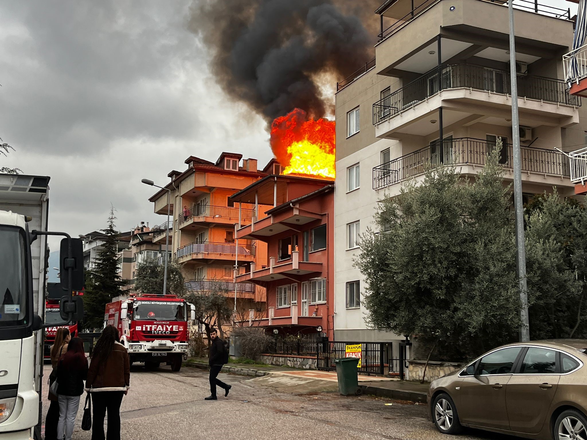 BİR BİNANIN ÇATISI ALEV ALEV YANDI