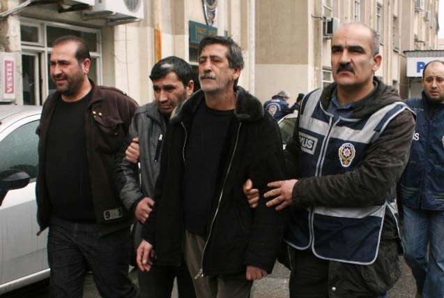 KÜFÜR KAVGASINDA ÇOCUKLUK ARKADAŞINI ÖLDÜRMÜŞTÜ