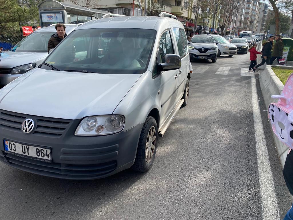 YEŞİLYOL'DA  OTOMOBİL ÖĞRENCİYE ÇARPTI 1 YARALI !!