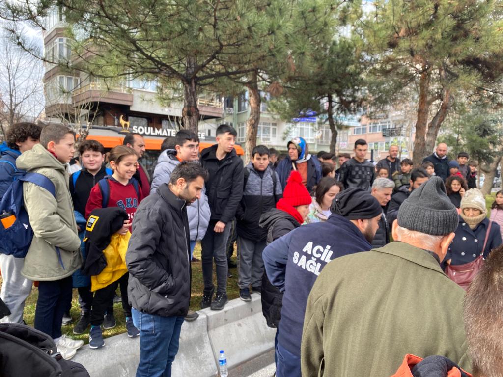 YEŞİLYOL'DA  OTOMOBİL ÖĞRENCİYE ÇARPTI 1 YARALI !!