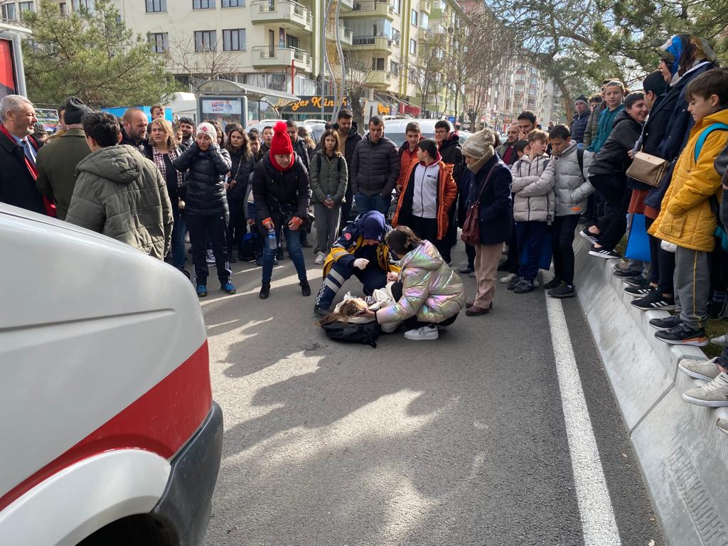 YEŞİLYOL'DA  OTOMOBİL ÖĞRENCİYE ÇARPTI 1 YARALI !!