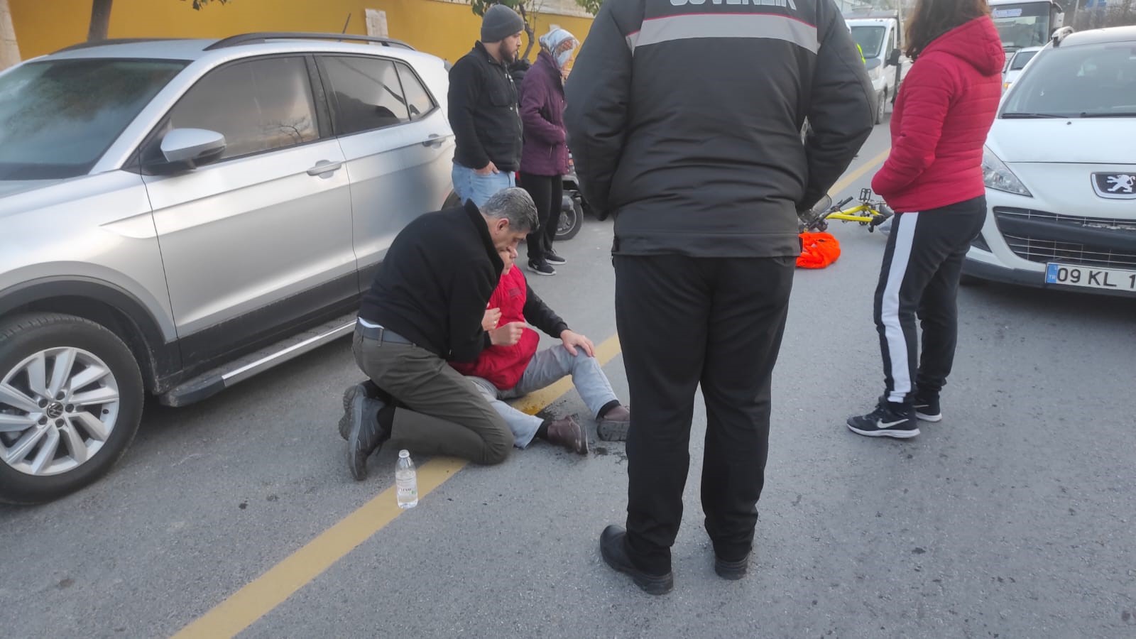 ANİDEN AÇILAN ARABA KAPISINA ÇARPTI