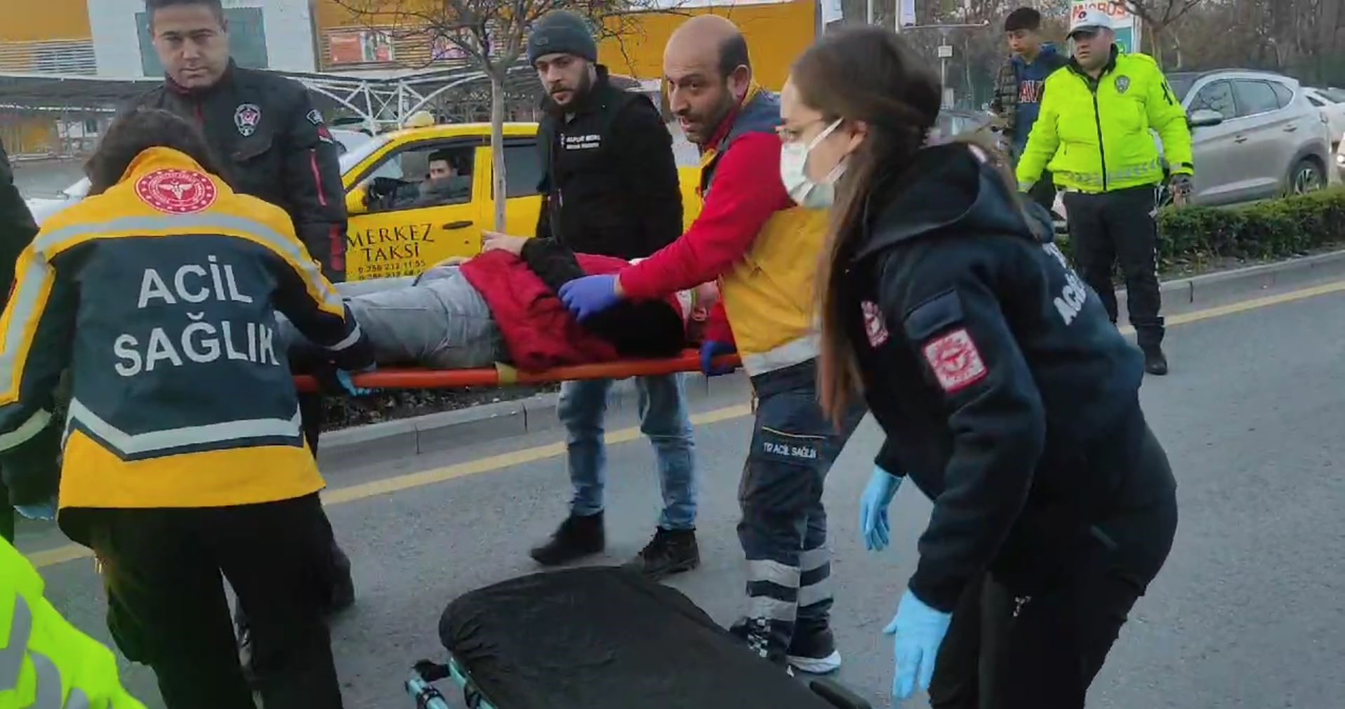 ANİDEN AÇILAN ARABA KAPISINA ÇARPTI