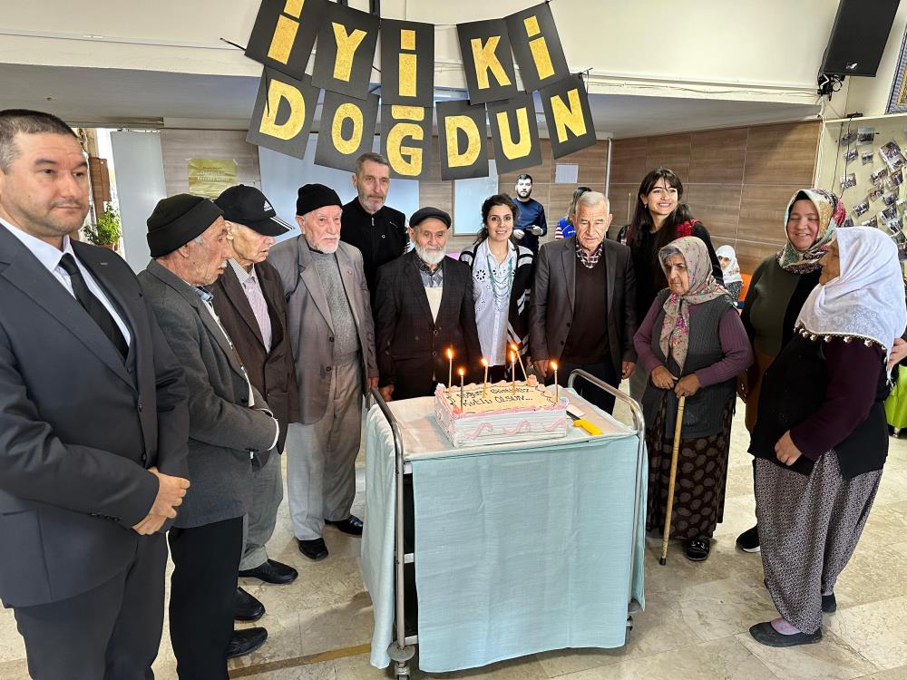 Huzurevi Sakinlerine Sürpriz Doğum Günü