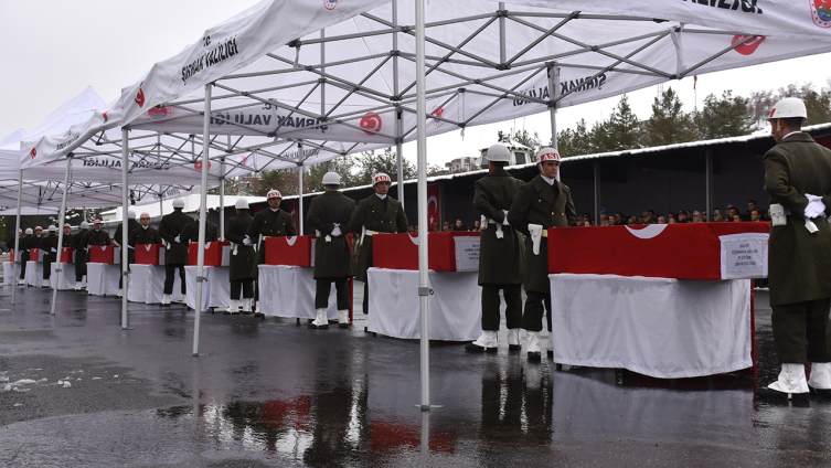 Kahramanların Naaşları Memleketlerine Uğurlanıyor!  9 Şehidimiz İçin Şırnak'ta Tören Düzenlendi