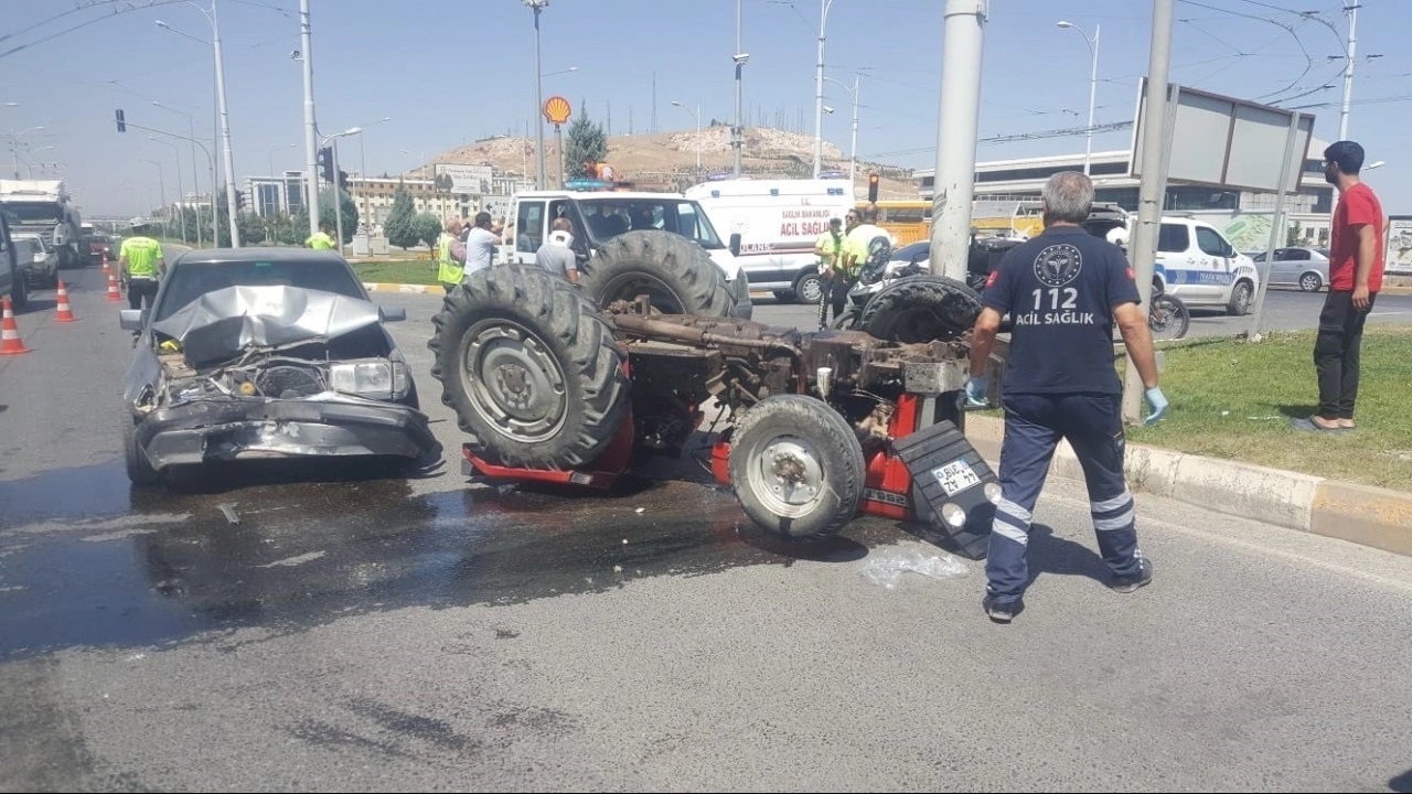 Otomobil ile traktör kavşakta çarpıştı