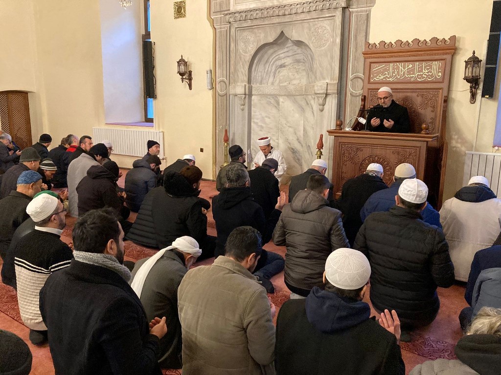 ELLER ŞEHİTLER İÇİN SEMAYA KALKTI