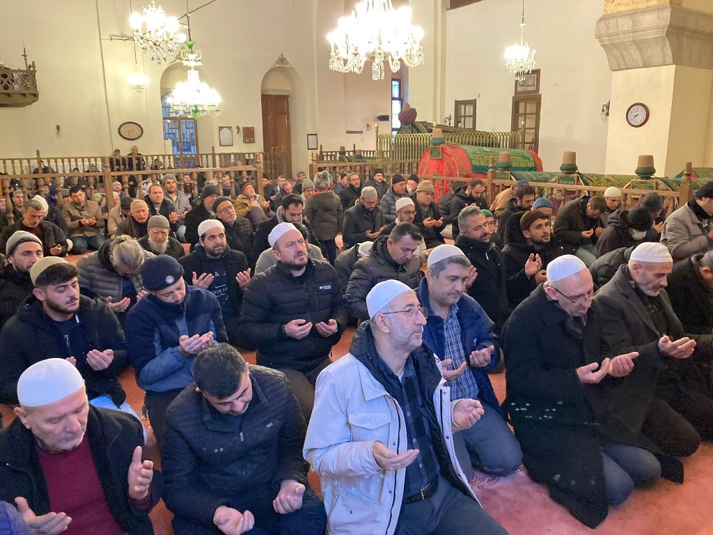 ELLER ŞEHİTLER İÇİN SEMAYA KALKTI