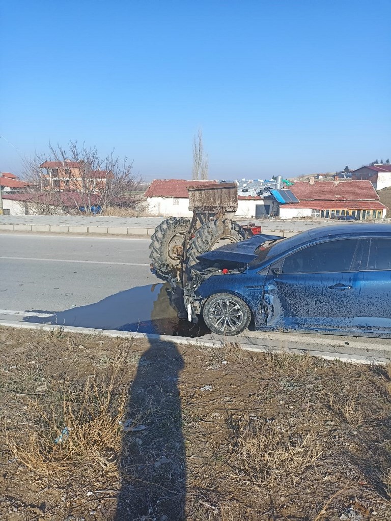 AFYON - NURİBEY BELDESİ ÇIKIŞINDA KAZA