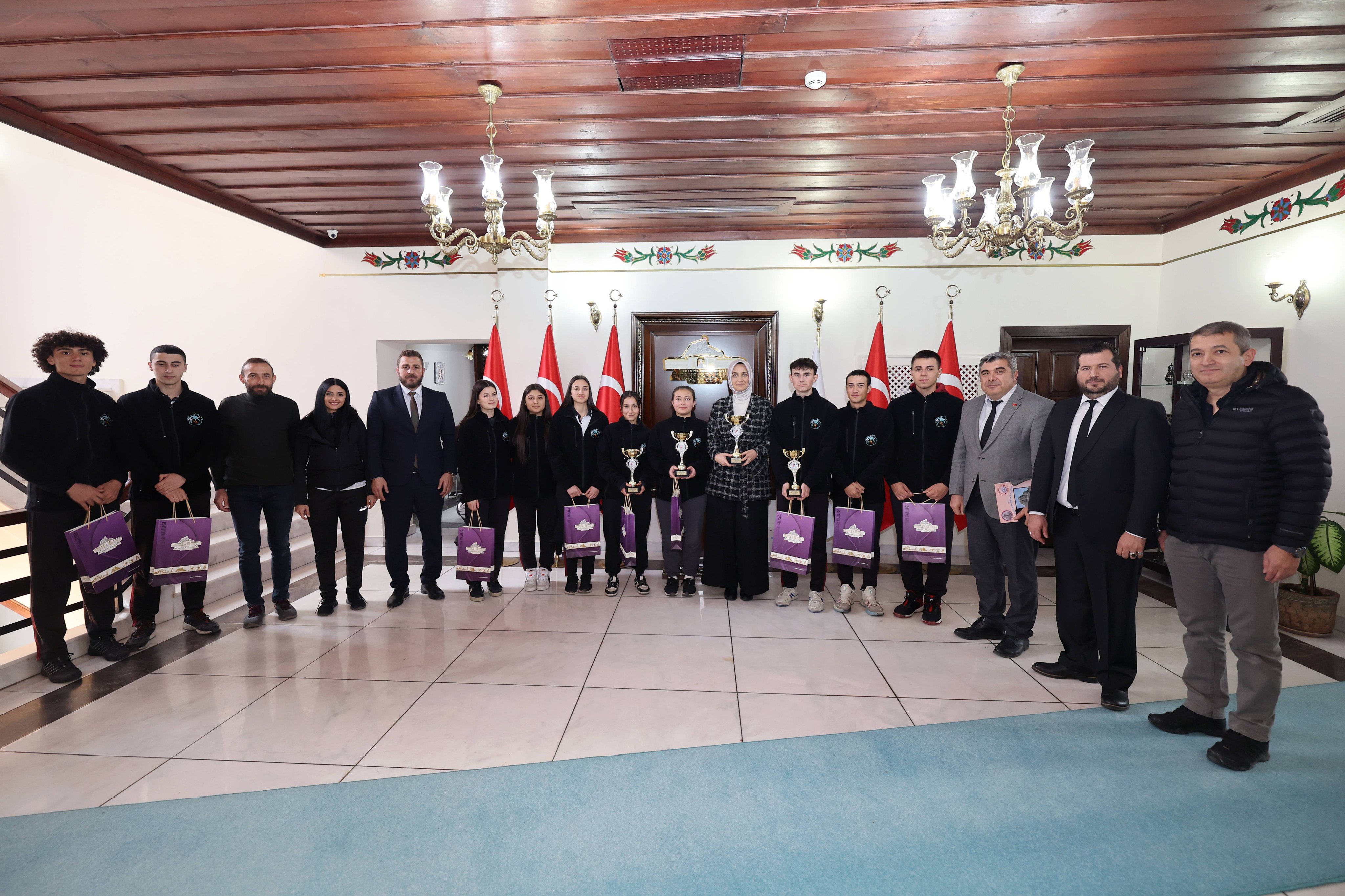 VALİ YİĞİTBAŞI AFYONKARAHİSARLI ŞAMPİYONLARI AĞIRLADI