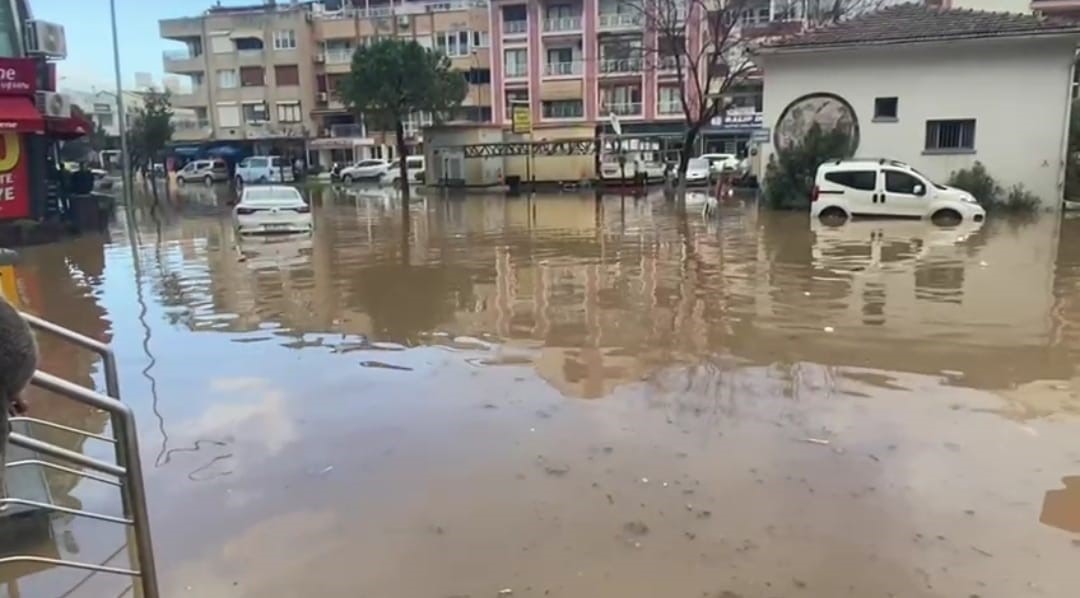 Kenti Sağanak Vurdu: Yollar Göle Döndü Araçlar Suya Gömüldü