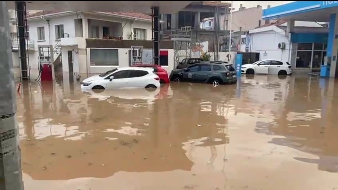 Kenti Sağanak Vurdu: Yollar Göle Döndü Araçlar Suya Gömüldü