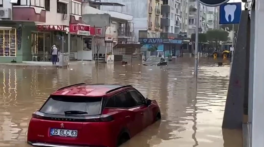 Kenti Sağanak Vurdu: Yollar Göle Döndü Araçlar Suya Gömüldü