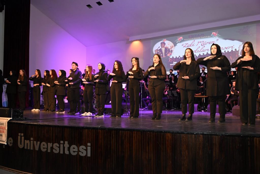 ZEKİ MÜREN'İN ŞARKILARI SANATSEVERLERLE BULUŞTU