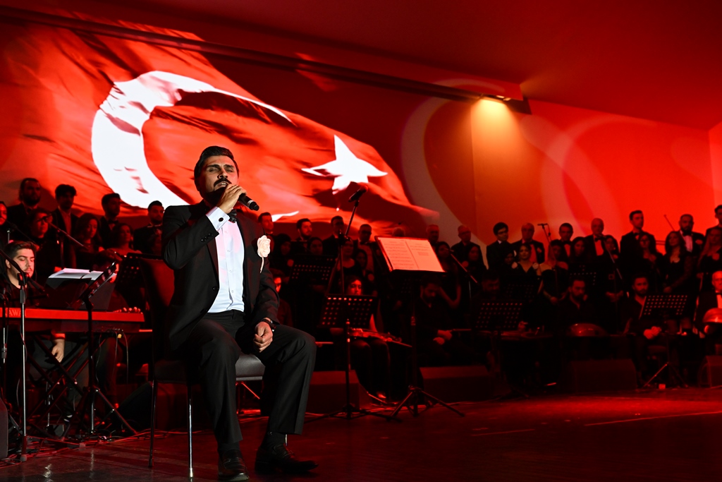 ZEKİ MÜREN'İN ŞARKILARI SANATSEVERLERLE BULUŞTU