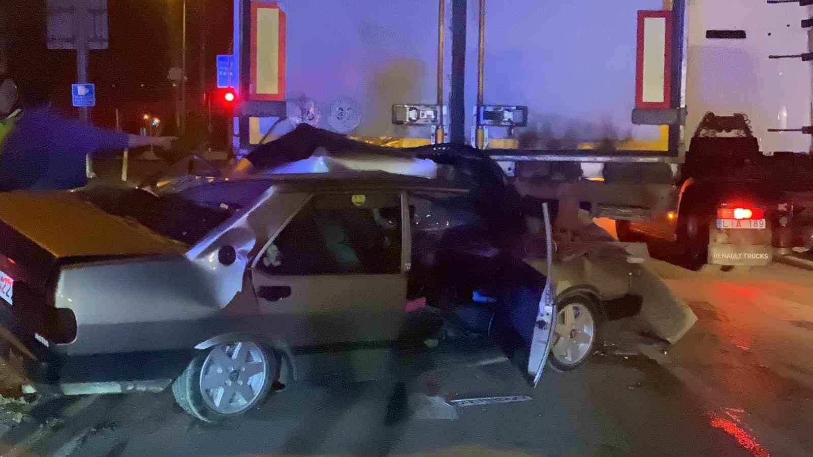 TIR'a OK Gibi Saplanan Otomobildeki Sürücüyü İtfaiye Ekipleri Kurtardı