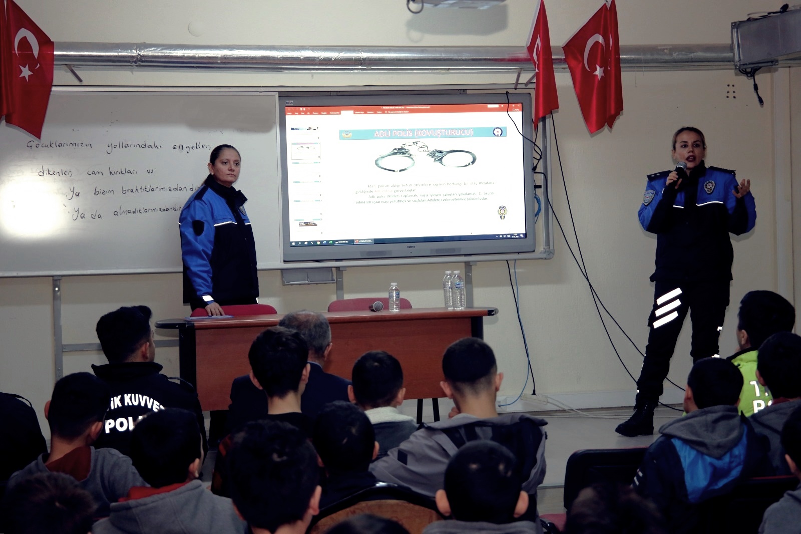 Afyon Polisinden Anlamlı Seminer Öğrencilerle Bir Araya Geldiler