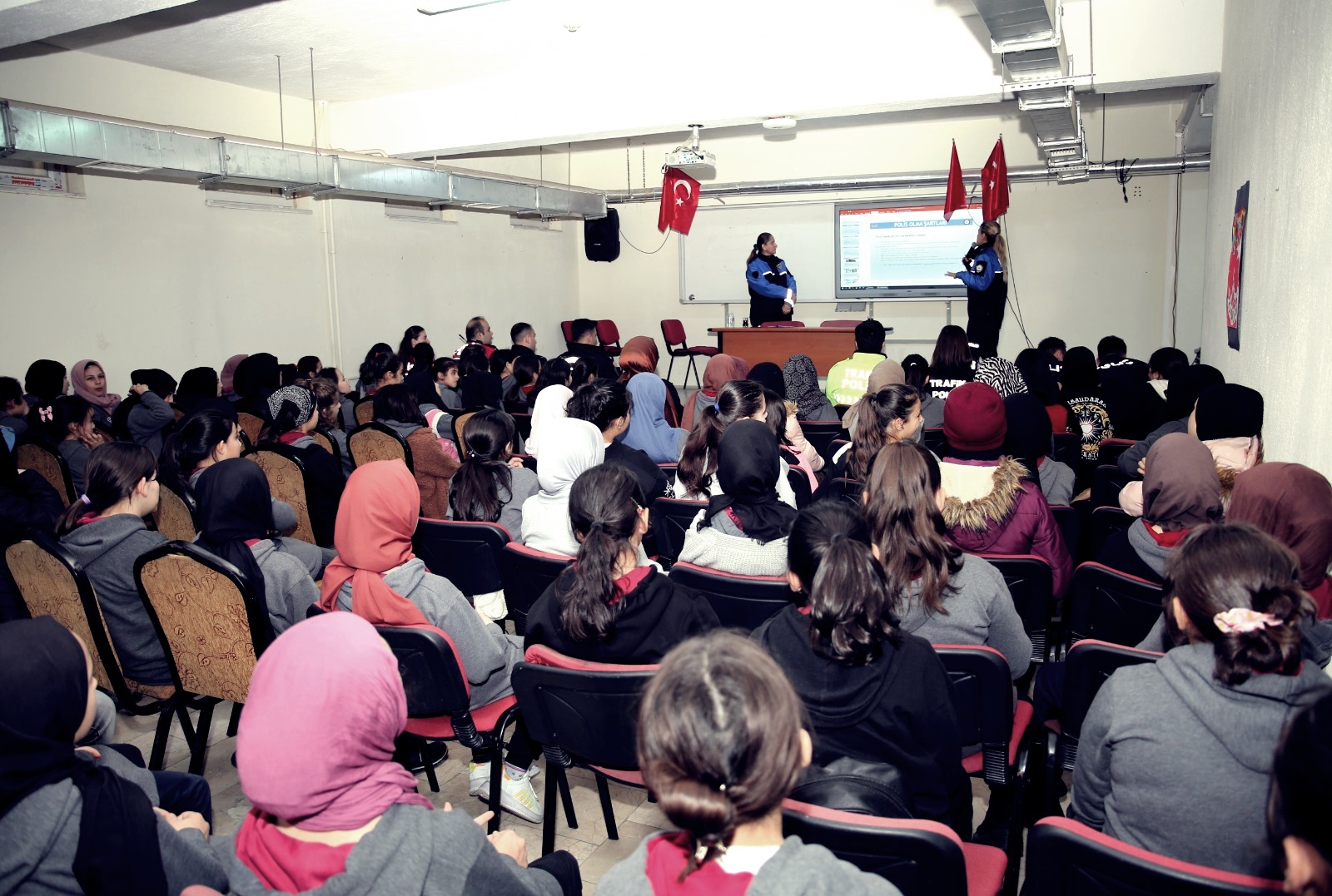 Afyon Polisinden Anlamlı Seminer Öğrencilerle Bir Araya Geldiler