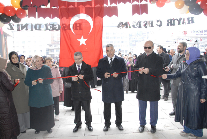 "Hayır Çarşısı, Afyonkarahisar'da Büyük Bir Katılımla Açıldı"