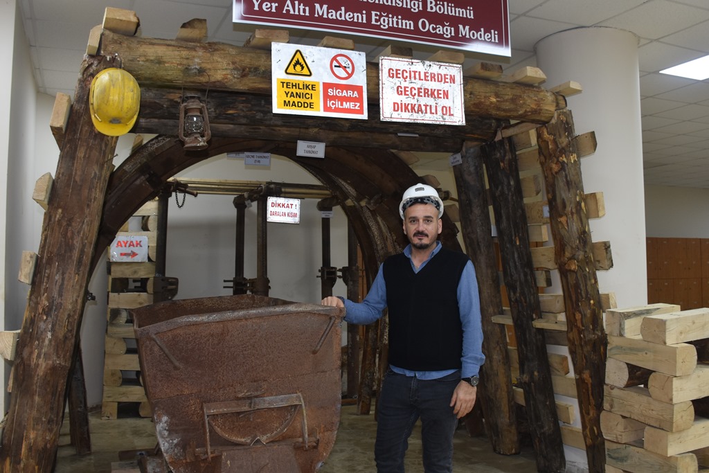 ÇALIŞTIĞI MADEN OCAĞINDA MÜHENDİS OLMAK İÇİN OKUYOR