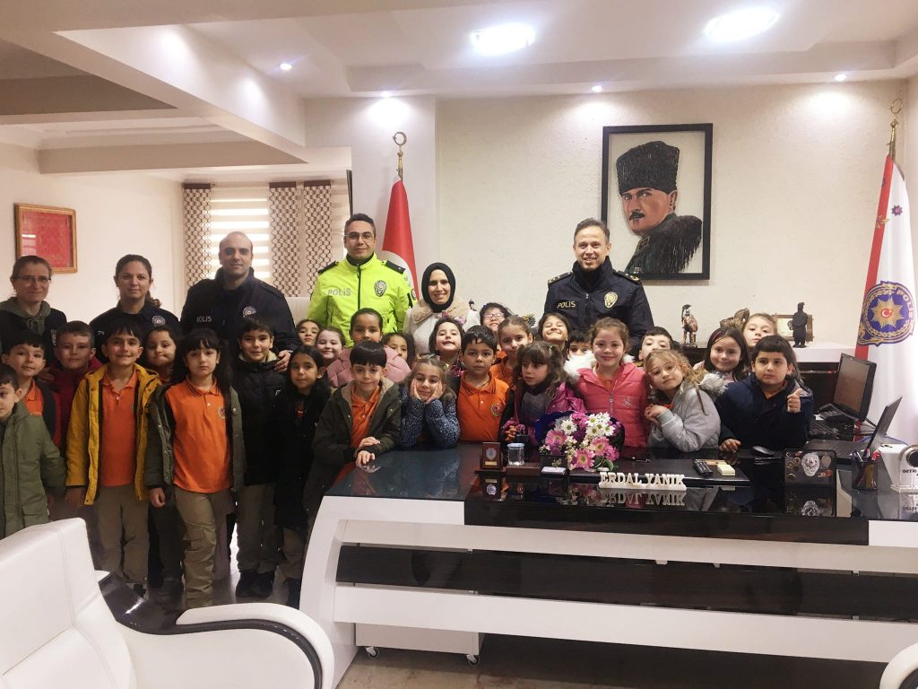 "DİNAR YENİYOL İLK OKULU ÖĞRENCİLERİ EMNİYET MÜDÜRÜ ERDAL YANIK'I ZİYARET ETTİLER
